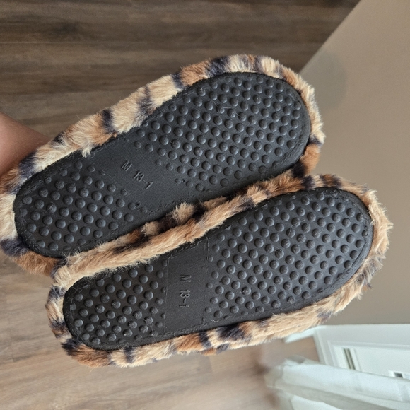 NWOT Girls Fuzzy Cheeta Print Slippers, Size 13 or 1 - Picture 3 of 3